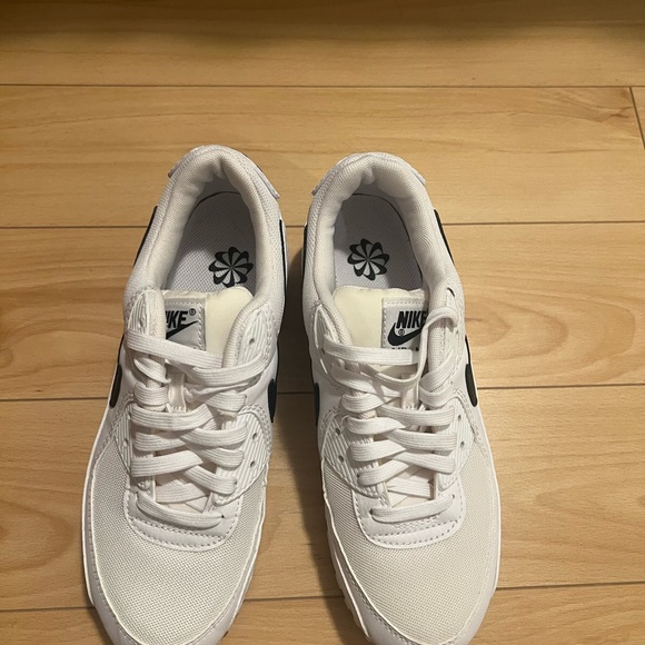 Women’s white nike air max - Picture 2 of 2